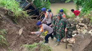 TIM SAR BRIMOB SULSEL DITURUNKAN BANTU CARI KORBAN LONGSOR DI MAROS