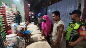 Anggota Kodim 1016 Palangka Raya Bersama Tim Satgas Pangan Sidak Pasar Tradisional.