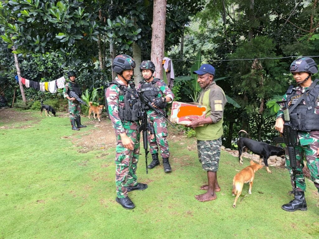 Satgas Yonif Raider 142/KJ Lakukan Komsos Dengan Tenaga Pendidik, Atasi Kendala Belajar Mengajarb | NEWS TV