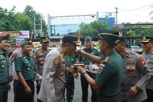 Dandim 1426 Takalar Beri Kejutan Pada HUT Bhayangkara Ke 77 Ke Kapolres Takalar