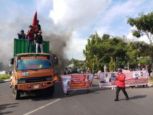 Aksi Unras gabungan aliansi Badan Investasi Nasional dan Gebmar di RS Siloam Kota Makassar