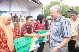BUPATI PINRANG SERAHKAN SANTUNAN BPJS KETENAGAKERJAAN PADA AHLI WARIS GURU NON ASN