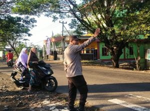 Hadir Ditengah Masyarakat, Personil Polsek Marbo Bantu Pelajar Menyeberang Jalan
