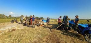 Panas Terik Bukan Halangan, Anggota Satgas TMMD Lanjutkan Pengerjaan