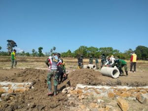 Penuh Semangat, Satgas TMMD Segara Rampungkan Pemasangan Gorong-Gorong