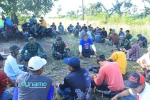 Momen Kebersamaan Antara Satgas Dan Warga Di Lokasi TMMD Takalar