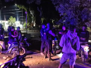 Samapta Polres Takalar Rutin Patroli Blue Light, Hadirkan Rasa Aman dan Nyaman di Malam Hari