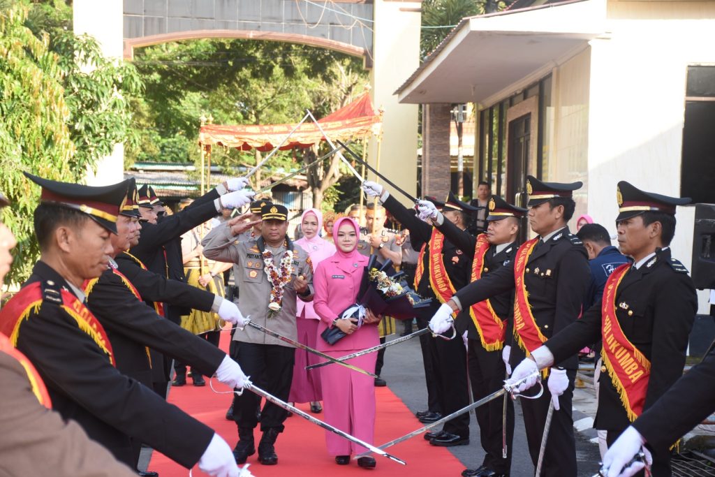 Kapolres Bulukumba Yang Baru, Disambut Dengan Tari Paduppa Dan Pedang Pora