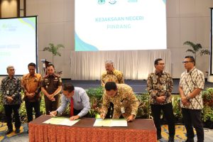 BUPATI IRWAN MENGHADIRI PENANDA TANGANAN MoU KEJARI PINRANG DAN BPJS KETENAGAKERJAAN