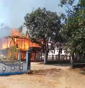 1 RUMAH WARGA DESA SABBANG PARU,HABIS DILAHAP SI’JAGO MERAH