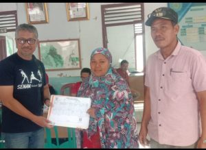 MASYARAKAT DESA BASSEANG ANTUSIAS MENYAMBUT KUNJUNGAN DISDUKCAPIL