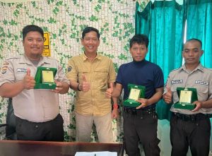 Tiga Karyawan Berprestasi, PT Mamuang Serahkan CinderamataRAGAM Tiga Karyawan Berprestasi, PT Mamuang Serahkan Cinderamata