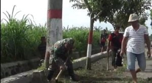 Tingkatkan Kebersamaan Di Wilayah, Babinsa Koramil Srengat Ajak Warga Masyarakat Gotong Royong Bersama | NEWS TV