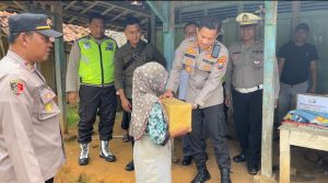 Kapolres Sampang Berikan Bantuan Kepada Kakek Viral Di Desa Batuporo Barat Kedundung | NEWS TV