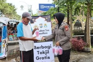 Bhayangkari Bersama Polwan Polres Takalar Bagi Takjil Gratis, Di Bulan Penuh Berkah | NEWS TV