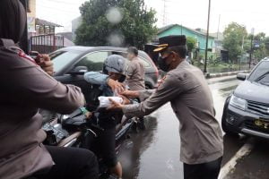 Jelang Buka Puasa, Polres Takalar Bagi-Bagi Takjil Ke Pengendara Yang Melintas | NEWS TV
