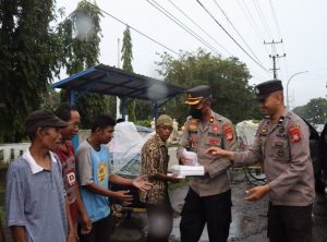 Jelang Buka Puasa, Polres Takalar Bagi-Bagi Takjil Ke Pengendara Yang Melintas | NEWS TV