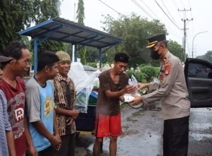 Jelang Buka Puasa, Polres Takalar Bagi-Bagi Takjil Ke Pengendara Yang Melintas | NEWS TV