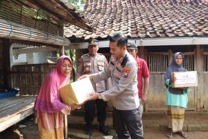 Kapolres Sampang Terus Bagikan Sembako Kepada Masyarakat Kurang Mampu | NEWS TV