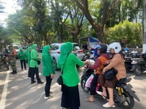 Laksanakan Jumat Berkah,Kodim 1408/Mks Bagikan Makanan Siap Saji Kepada warga yang melintas di Mawas raya Libatkan Ibu Persit | NEWS TV