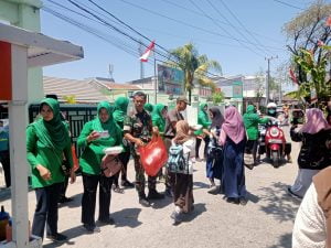 Kepedulian yang tinggi Koramil 02 Tallo Kodim 1408/Mks , Laksanakan Jumat berkah & membagikan makanan siap saji kepada warga Libatkan Persi