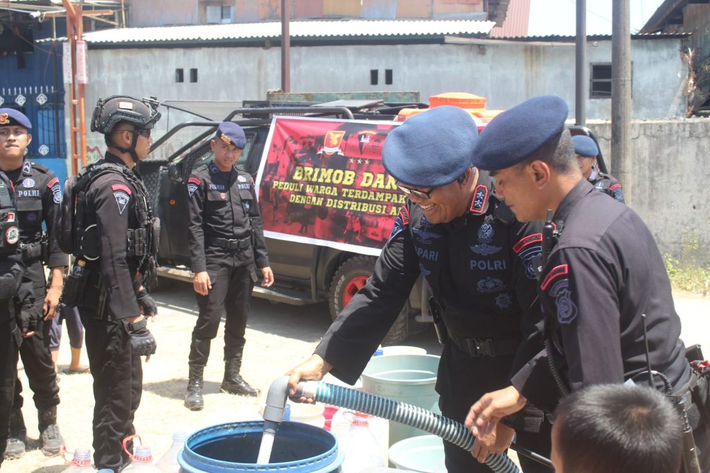 DAMPAK EL NINO DI KOTA MAKASSSAR, BRIMOB SULSEL DAN PDAM KOTA MAKASSAR KOLABORASI SALURKAN AIR BERSIH KE MASYARAKAT