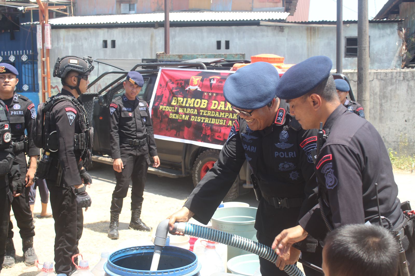 DAMPAK EL NINO DI KOTA MAKASSSAR, BRIMOB SULSEL DAN PDAM KOTA MAKASSAR KOLABORASI SALURKAN AIR BERSIH KE MASYARAKAT | NEWS TV