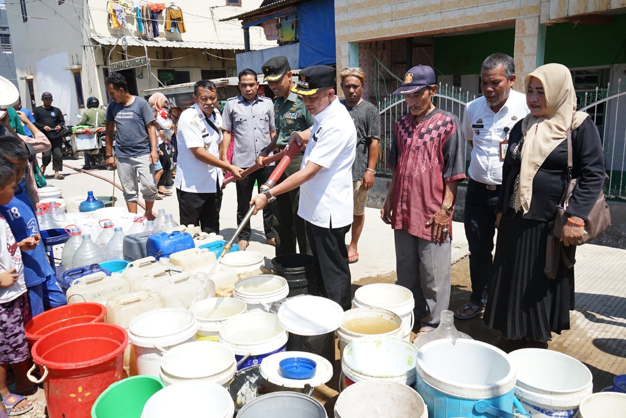 Dandim 1408/Mks Perintahkan Jajarannya Bantu Pemkot Membagikan Air Bersih kepada warga Wilayah Masing-masing | NEWS TV