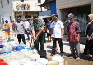 Dandim 1408/Mks Perintahkan Jajarannya Bantu Pemkot Membagikan Air Bersih kepada warga Wilayah Masing-masing