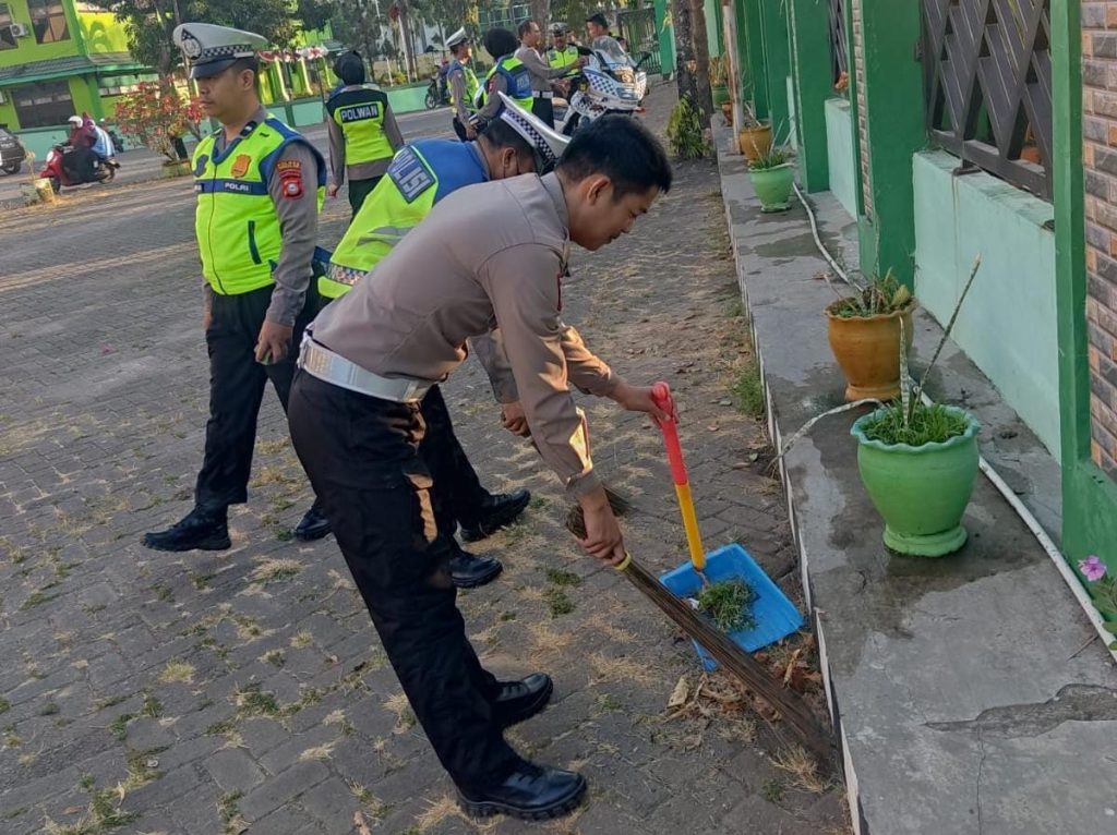 Dalam Rangka HUT Polantas Ke-68, Sat Lantas Polres Takalar Gelar Bakti Sosial