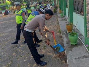 Dalam Rangka HUT Polantas Ke-68, Sat Lantas Polres Takalar Gelar Bakti Sosial