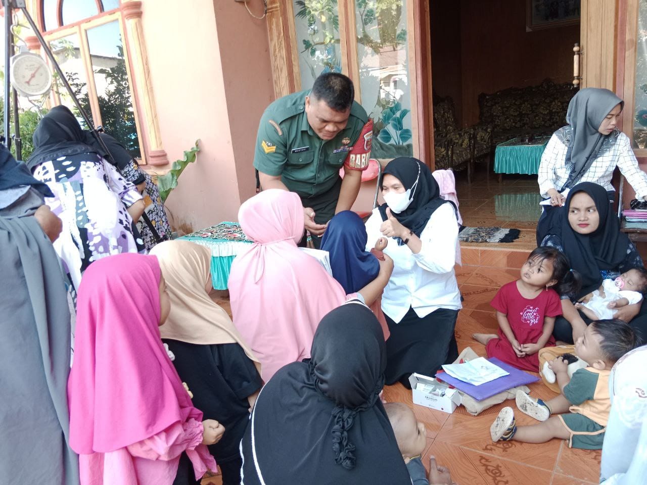 Babinsa Terjun Langsung Dampingi Petugas Posyandu Lakukan Penimbangan Balita UntukBabinsa Terjun Langsung Dampingi Petugas Posyandu Lakukan Penimbangan Balita Untuk Menekan Angka Stunting Menekan Angka Stunting | NEWS TV