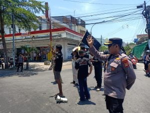 Dipimpin Langsung Oleh:Kapolsek, Personel Polsek Mamajang Amankan Aksi Unjuk Rasa Terhadap PT. Jati Perkasa Mandiri