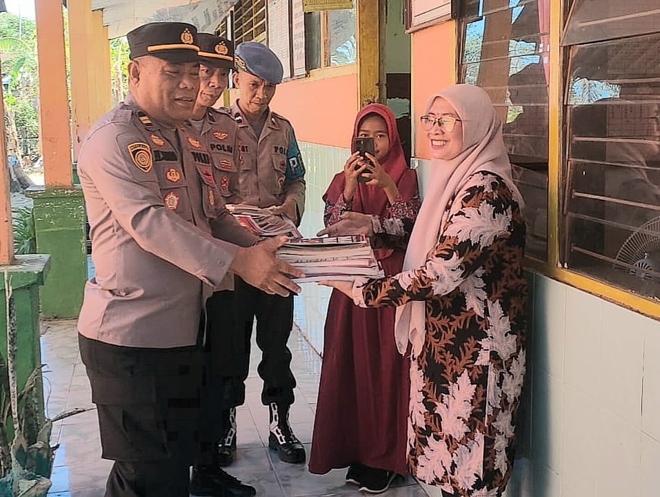 Peduli Literasi, Polsek Marbo Polres Takalar Serahkan Bantuan Buku ke SDN No.180 Lakatong Pulau | NEWS TV