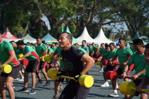 *Inginkan Postur Ideal, Pangdam XIV/Hsn Bersama Prajuritnya Lakukan Senam Barbel*