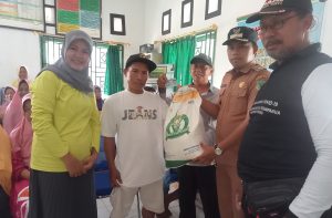 208 KPM Warga Desa Padang Loang Terima Bantuan Beras CPP”ini Kata Wahyudi