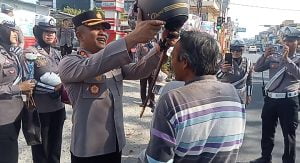 Operasi Zebra 2023, Polres Pinrang Bagikan Helm