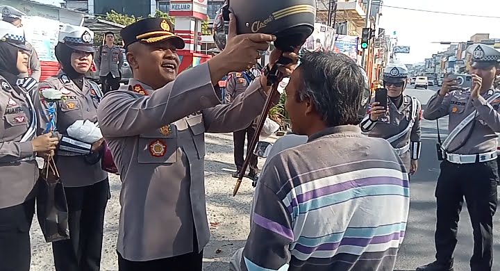 Operasi Zebra 2023, Polres Pinrang Bagikan Helm | NEWS TV