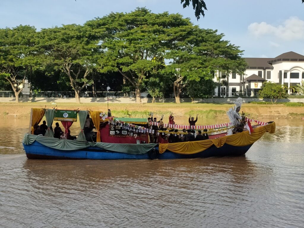 Ribuan Pengunjung Banjiri Krueng Aceh Saksikan Pawai Perahu Hias | NEWS TV Indonesia