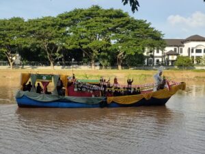 Ribuan Pengunjung Banjiri Krueng Aceh Saksikan Pawai Perahu Hias