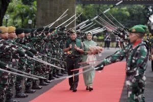 Pangdam XIV/Hsn Mayjen Bobby Tiba Di Markas Kodam XIV/Hsn, Disambut Dengan Tradisi Pedang Pora Dan Penyambutan Adat Bugis-Makassar | NEWS TV Indonesia