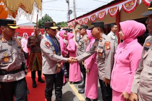 Kunjungan Kerja Ke Polres Bone, Kapolda Sulawesi Selatan berikan arahan kepada Personel Polres Bone.