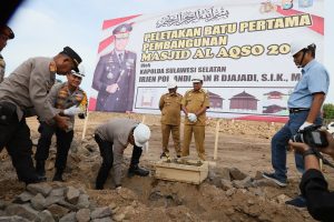Caption Kapolda Sulawesi Selatan Resmikan Mako Polres Soppeng, Masjid Al-Aqso 2003 Polres Soppeng Serta Gelar Bakti Sosial, Bakti Kesehatan dan Pasar Murah | NEWS TV Indonesia