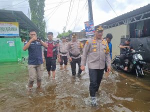 Kapolrestabes Makassar Turun Ke Lokasi Banjir, Pantau Posko Pengungsian Dan salurkan Bantuan Sosial Pada Masyarakat Yang Terdampak