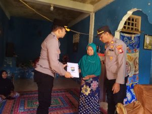 BAKTI SOSIAL ENREKANG POLICE CARE (EPC) POLRES ENREKANG UNTUK KORBAN KEBAKARAN DI  LING. KUKKU KEL. LEWAJA