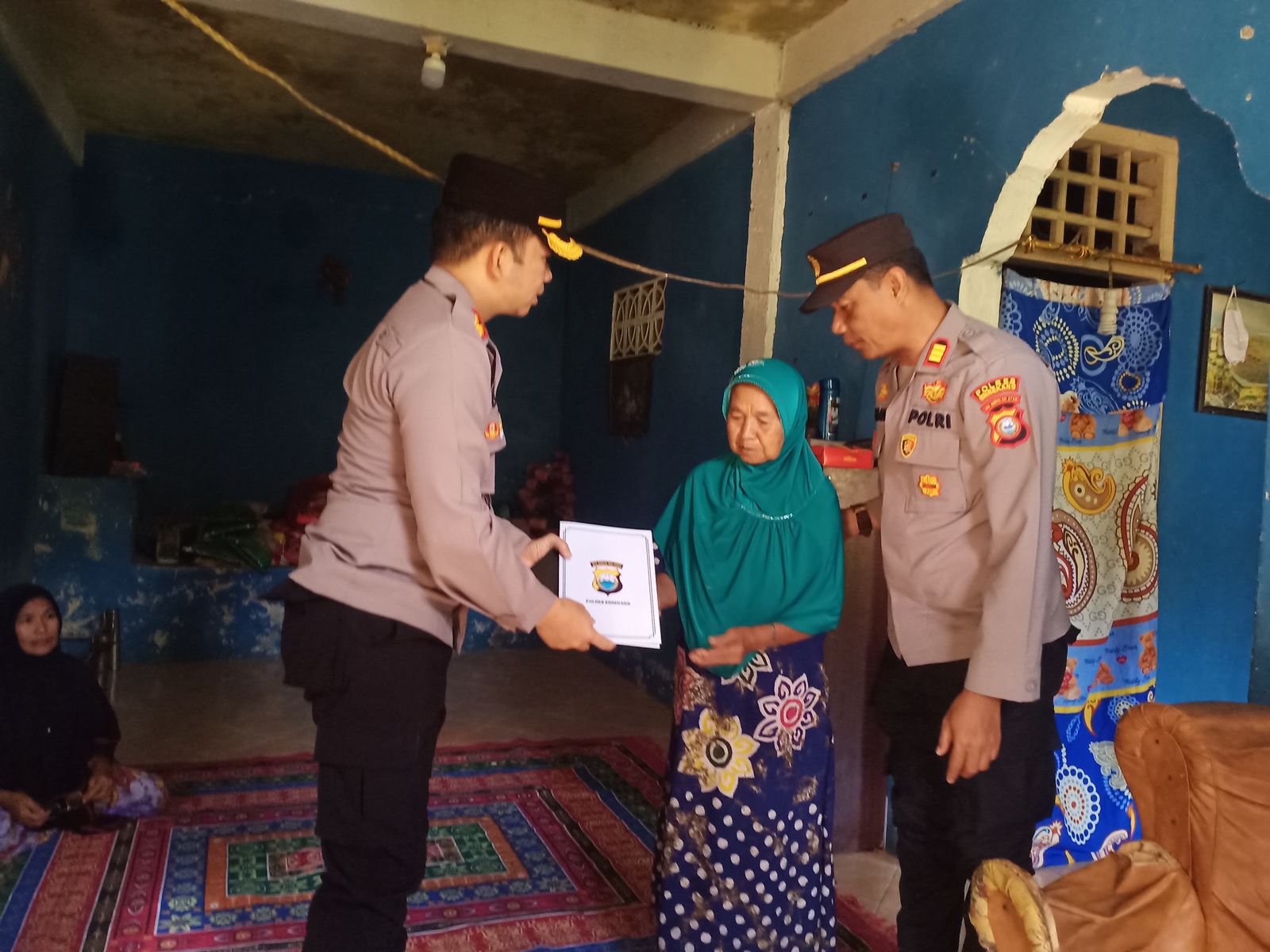 BAKTI SOSIAL ENREKANG POLICE CARE (EPC) POLRES ENREKANG UNTUK KORBAN KEBAKARAN DI  LING. KUKKU KEL. LEWAJA | NEWS TV Indonesia