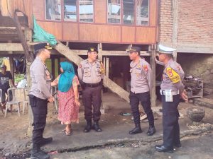 BAKTI SOSIAL ENREKANG POLICE CARE (EPC) POLRES ENREKANG UNTUK KORBAN KEBAKARAN DI&nbsp; LING. KUKKU KEL. LEWAJA | NEWS TV Indonesia