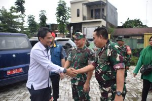 Dandim 1408/Mks Mengunjungi Korban Banjir di Kecamatan Manggala dan Memberikan Bantuan Sembako