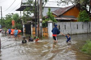 Dandim 1408/Mks Mengunjungi Korban Banjir di Kecamatan Manggala dan Memberikan Bantuan Sembako | NEWS TV Indonesia Dandim 1408/Mks Mengunjungi Korban Banjir di Kecamatan Manggala dan Memberikan Bantuan Sembako | NEWS TV Indonesia