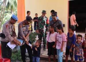 Kapolres Touna Turun Langsung Kemasyarakat Untuk Memberikan Bantuan Terhadap Korban Banjir Didesa Tayawa, Kec.Tojo